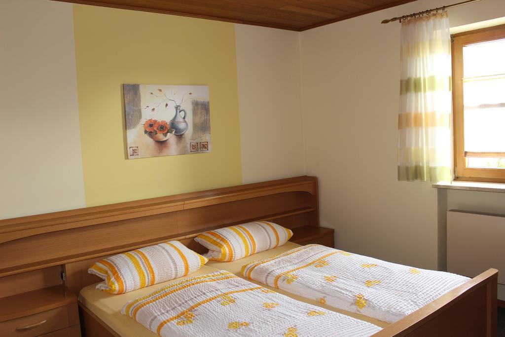Gaeste-Haus Roesch Wiesent Екстер'єр фото