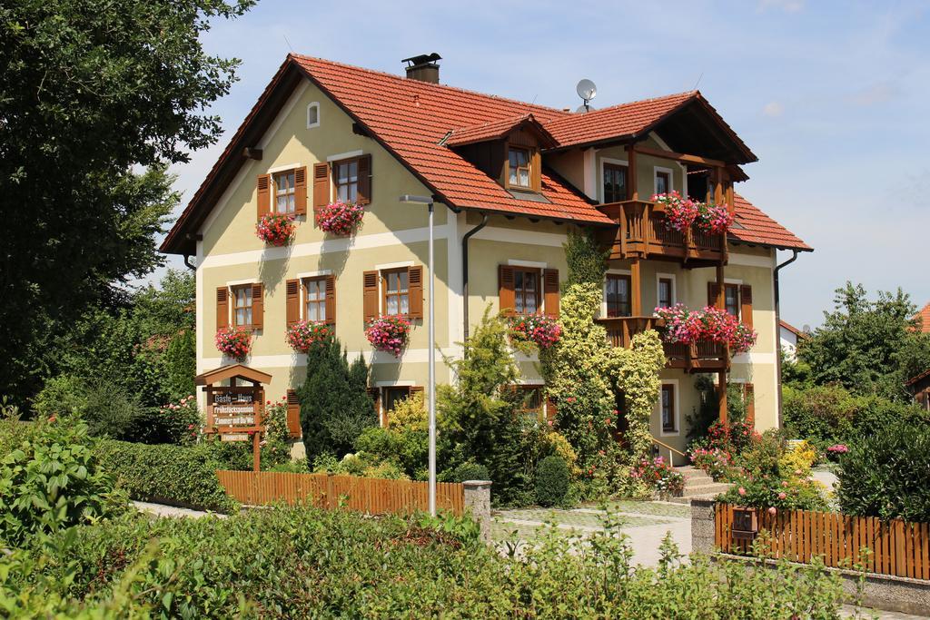 Gaeste-Haus Roesch Wiesent Екстер'єр фото