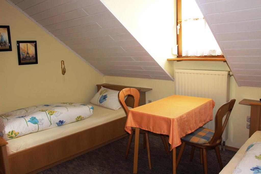 Gaeste-Haus Roesch Wiesent Екстер'єр фото